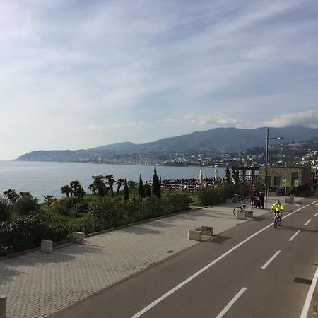 Casa Noemi, A Pochi Passi Dalle Spiagge E Dal Centro Di Arma Di Taggia. Bagian luar foto