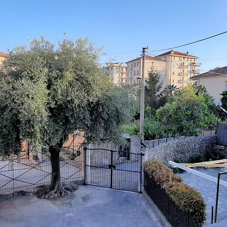 Casa Noemi, A Pochi Passi Dalle Spiagge E Dal Centro Di Arma Di Taggia. Bagian luar foto