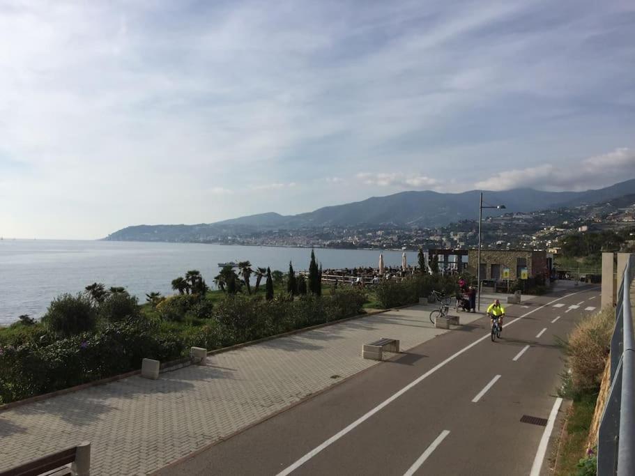 Casa Noemi, A Pochi Passi Dalle Spiagge E Dal Centro Di Arma Di Taggia. Bagian luar foto