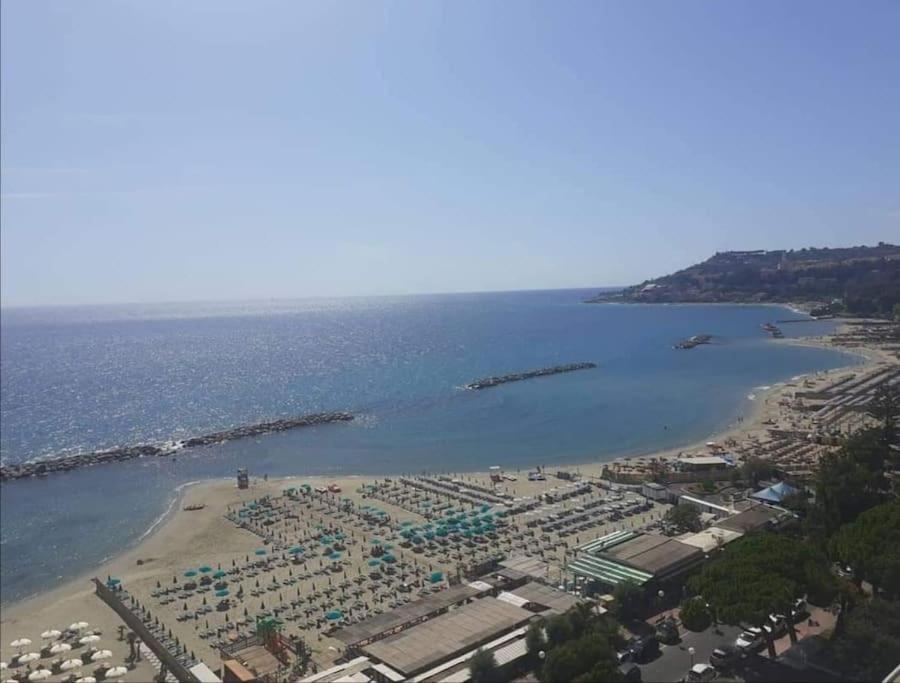 Casa Noemi, A Pochi Passi Dalle Spiagge E Dal Centro Di Arma Di Taggia. Bagian luar foto